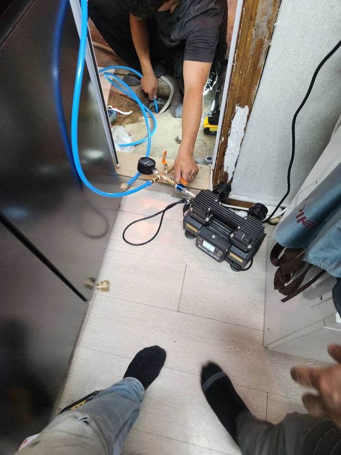 배관 연결부를 보수하고 압력 테스트하는 모습