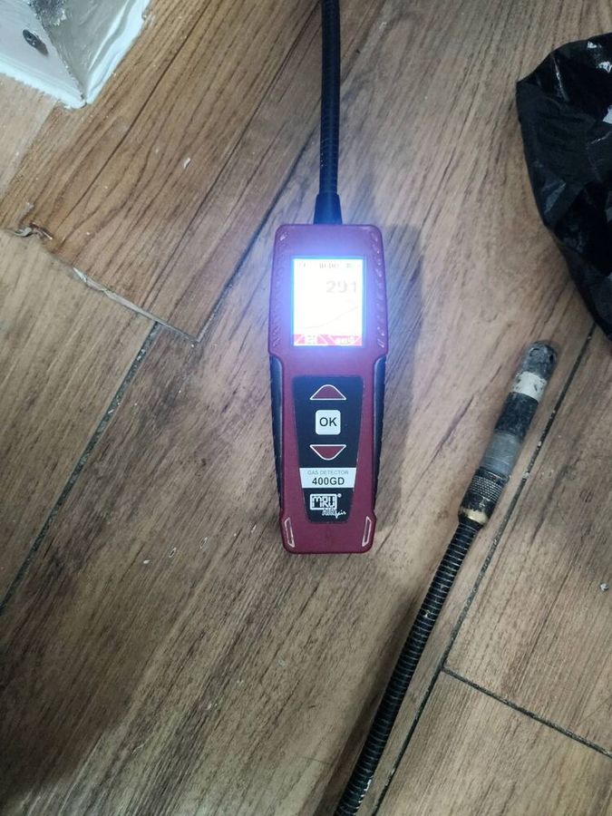 가스 누출 탐지기로 배관 주변 수치를 측정하는 모습