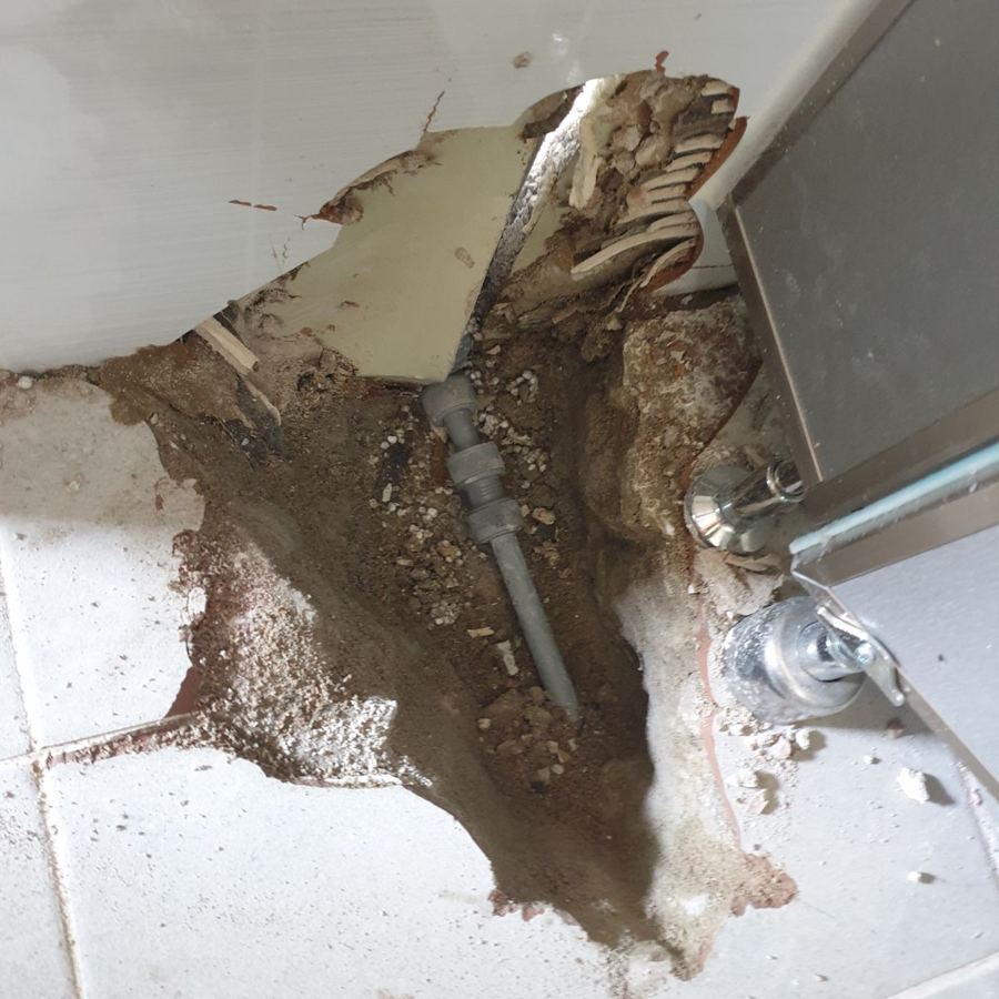 누수 배관 수리 현장 사진 2